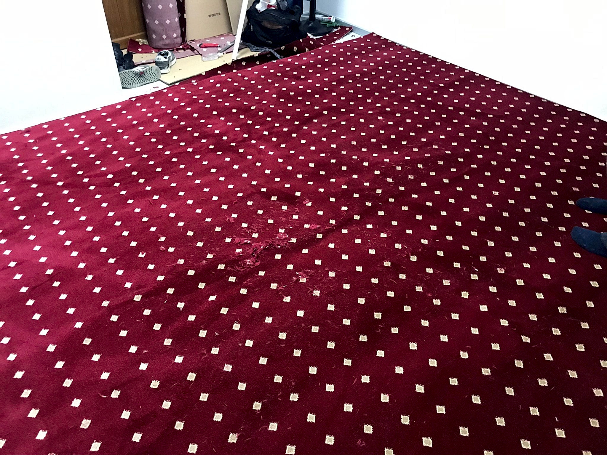 Bordo cami halısı benekli mescid halısı Bordo saflı düz benekli mescit halısı cami halıları fiyatları renkleri en hesaplı cami halısı fiyatı klasik