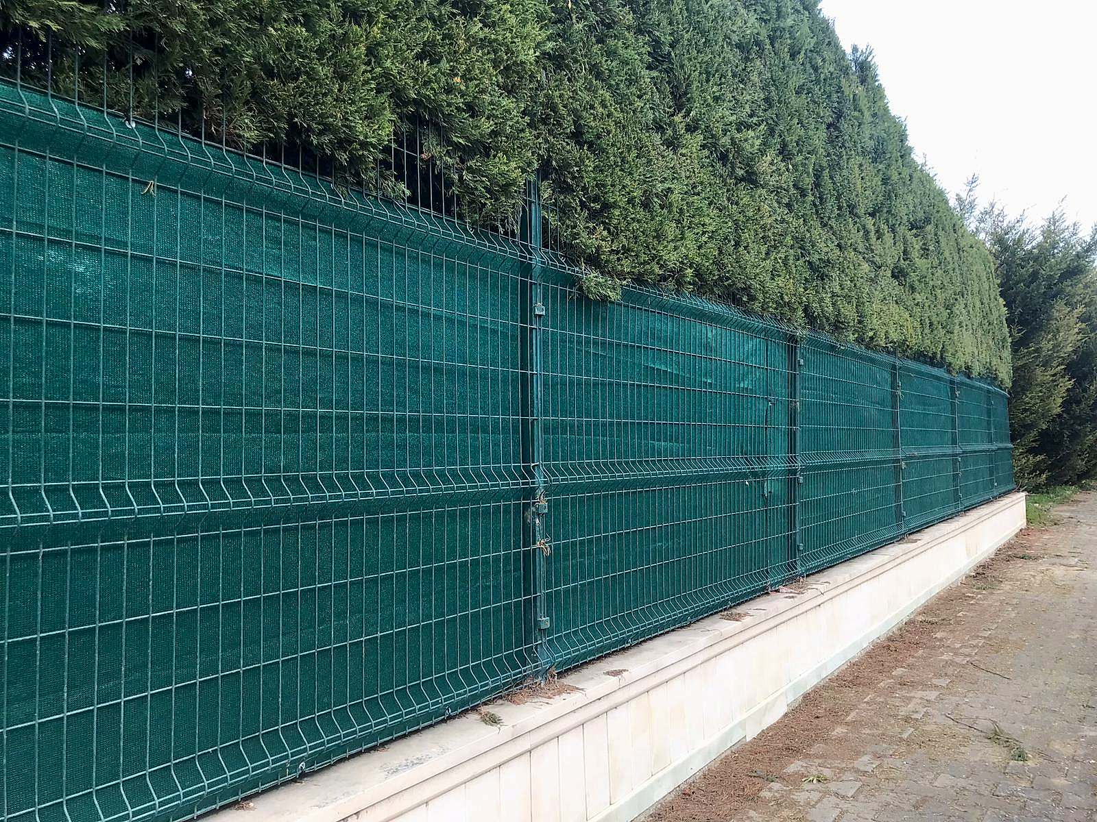 Bahçe Çit Filesi-Çit Örtüsü Bahçelerde tel çitlerin üzerine bağlanarak kullanılır. Görüntü kesme filesi olarak kullanılır. %95 SIKLIK GÖRÜNTÜ GİZLİLİĞİ ORANINDA ÜRETİLMİŞ YEŞİL RENKLİ FİLEDİR. 1.KALİTE ÜRÜNDÜR Yeşil Renk Kullanım Alanları Bahçe Çitlerinde Sera Gölgeligi Olarak Bitkilerin Gölgelenmesinde Dolu ve sağanak yağışın zararlarından korunmak için Tavuk Kümeslerinin Etrafını Çevirmek için Bag ve meyvelerin kuşlardan ve arılardan korumak için yoğun olarak kullanılmaktadır. Farklı ölçüleriniz için diğer ürünlerimize bakabilir veya bizimle iletişime geçebilirsiniz.