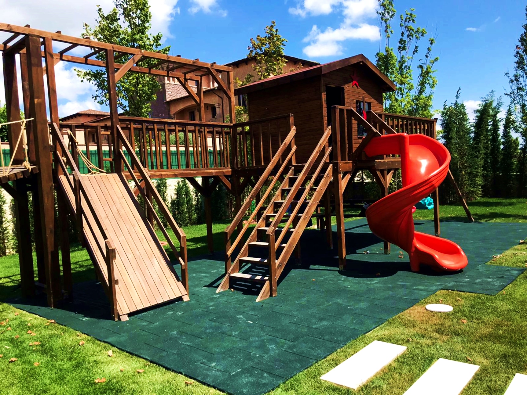 Oyun Parkı Kauçuk döşeme Kauçuk, çocuklarımızın güvenilir ortamlarda rahatça oyun oynamaları için esnek karo kauçuk zemin kaplamaları üretir.