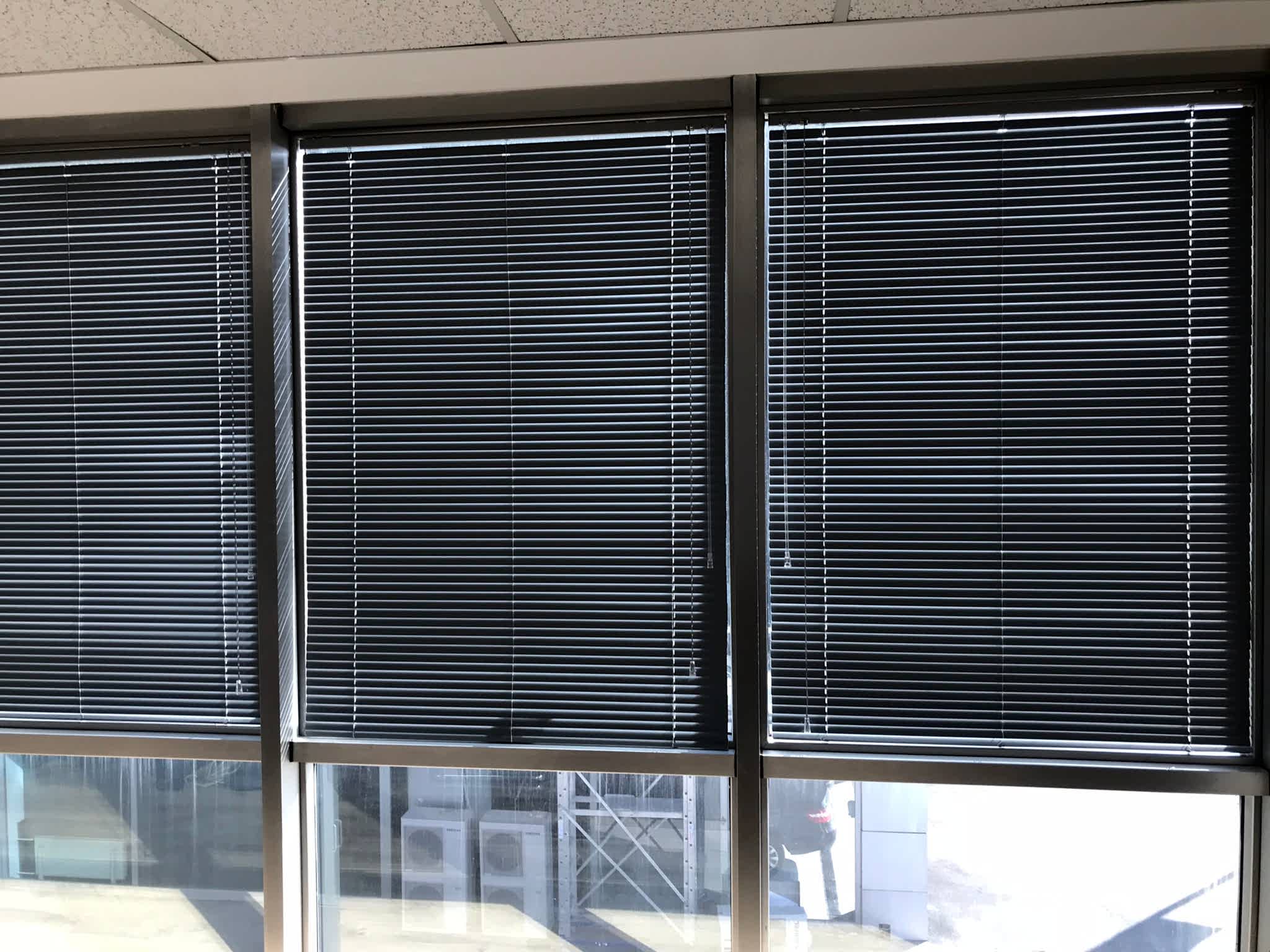 Aluminyum jaluzi gri antrasit ofis perdesi Gri Antrasit Jaluzi Perde Aluminyum Jaluzi perde Antrasit Füme Renk Gri Renk Koyu renk aluminyum jaluzi perde renkleri metal jaluzi gri antrasit renk