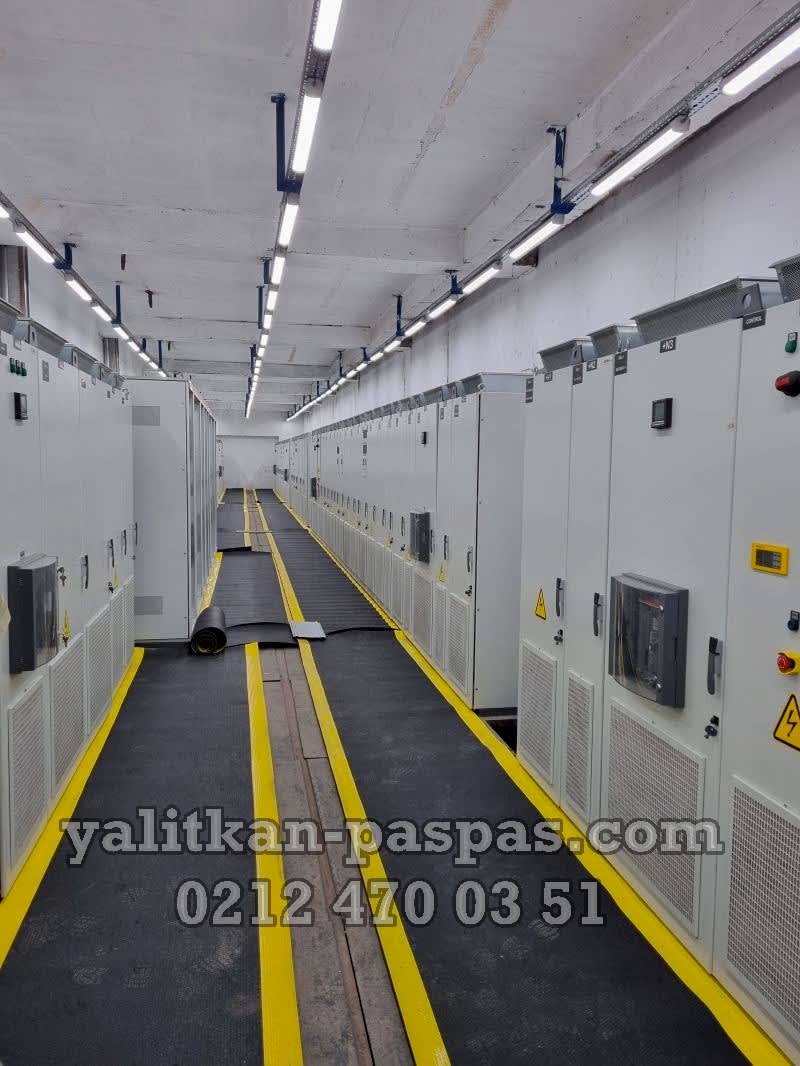 elektrik pano önü paspası, pano önü yalıtkan paspas, elektrik izole paspas, antistatik paspas, endüstriyel pano paspası, izole pano önü halı, TS EN 61111 paspas, elektrik güvenlik paspası, yalıtkan zemin kaplama, pano odası izolasyon paspası, İstanbul pano paspası, Türkiye pano paspası