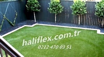 Bahçede suni çim halı yapay çimen suni çim kalın çim halı bahçe teras balkon